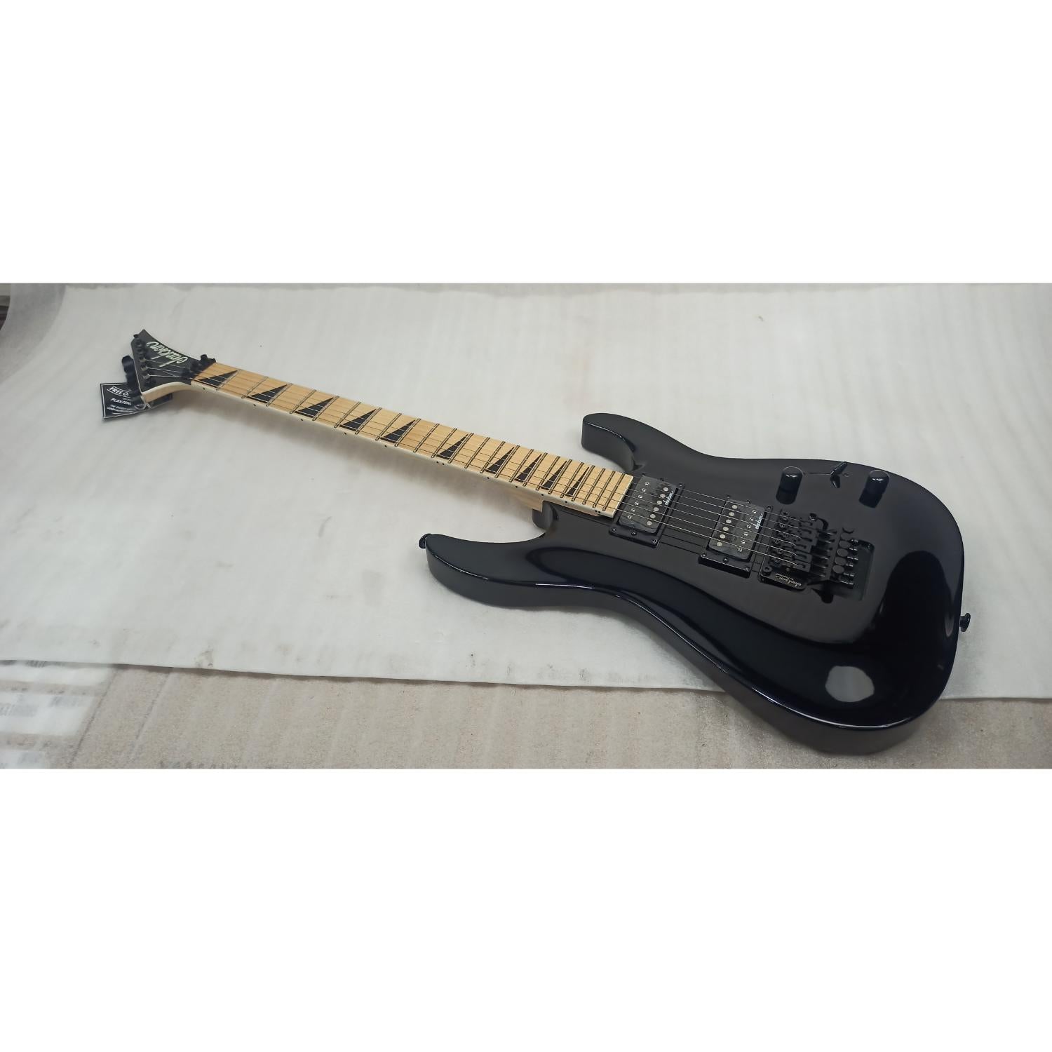 Jackson Electric Guitars Jackson JS32 DKAM Dinky Arch Top Electric Guitar - Gloss Black - Open Box