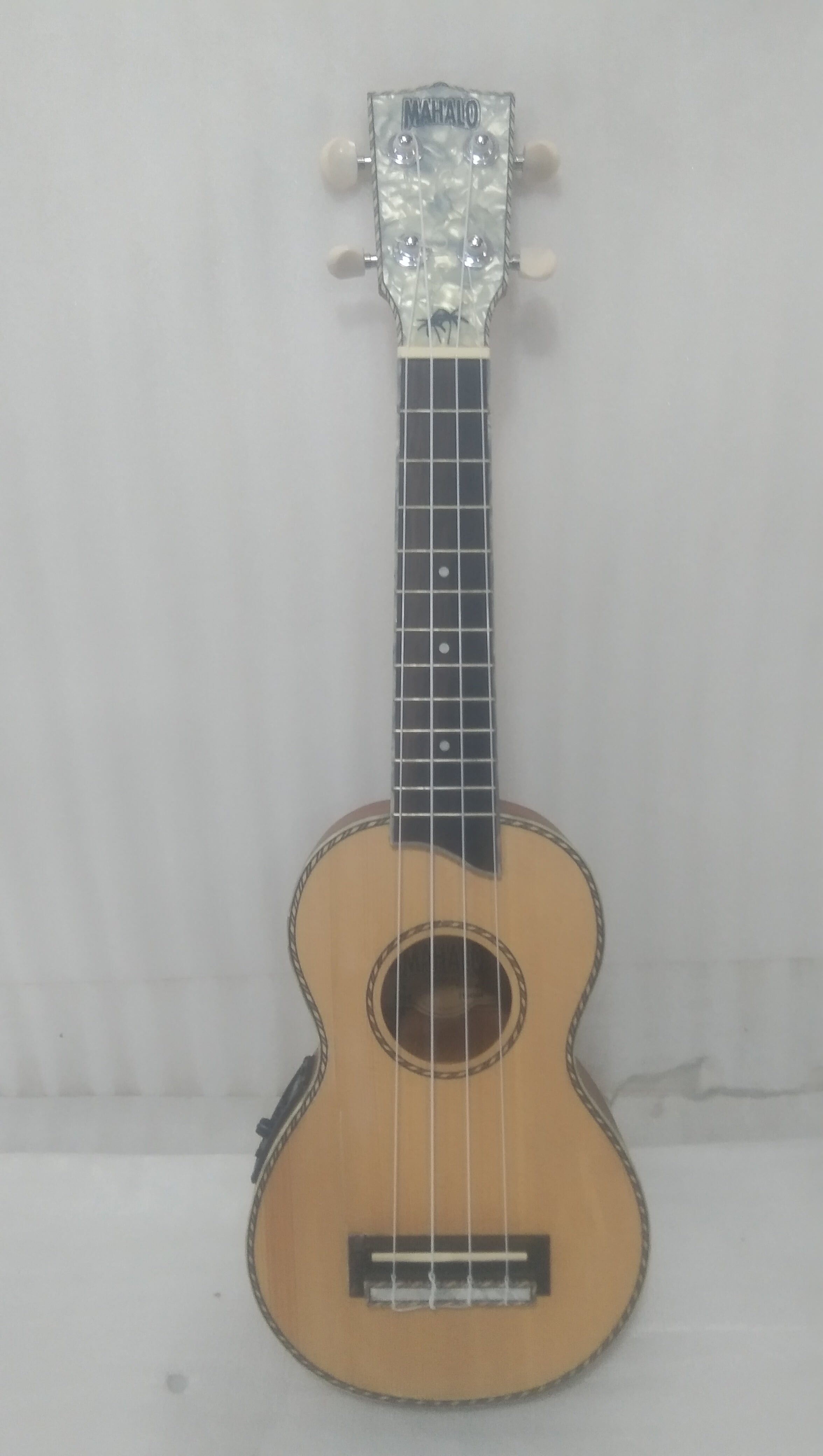 mahalo soprano ukuleles mahalo mp1e pearl series semi electric soprano ukulele with bag - open box b stock