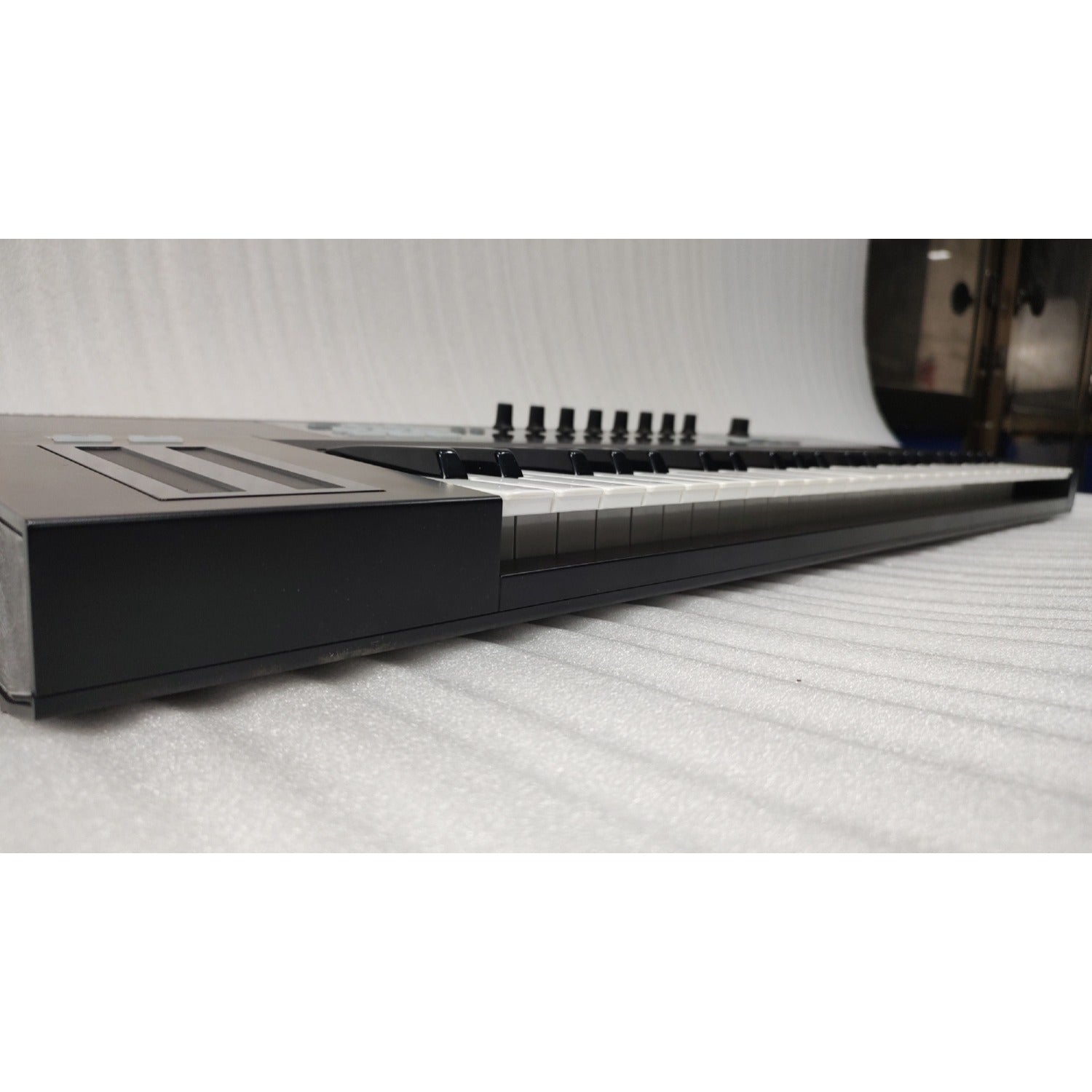 Native Instruments Midi Keyboards Native Instruments Komplete Kontrol S49 MK1 Midi Keyboard with Free Upgrade To Komplete 12 Select - Open Box