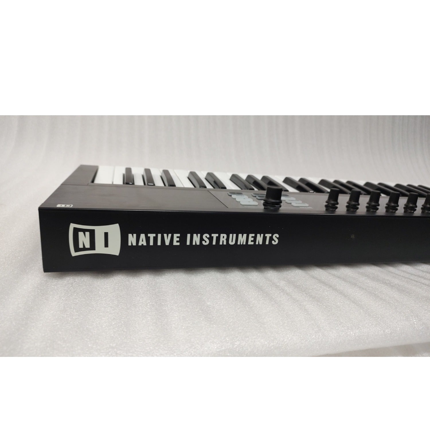 Native Instruments Midi Keyboards Native Instruments Komplete Kontrol S49 MK1 Midi Keyboard with Free Upgrade To Komplete 12 Select - Open Box