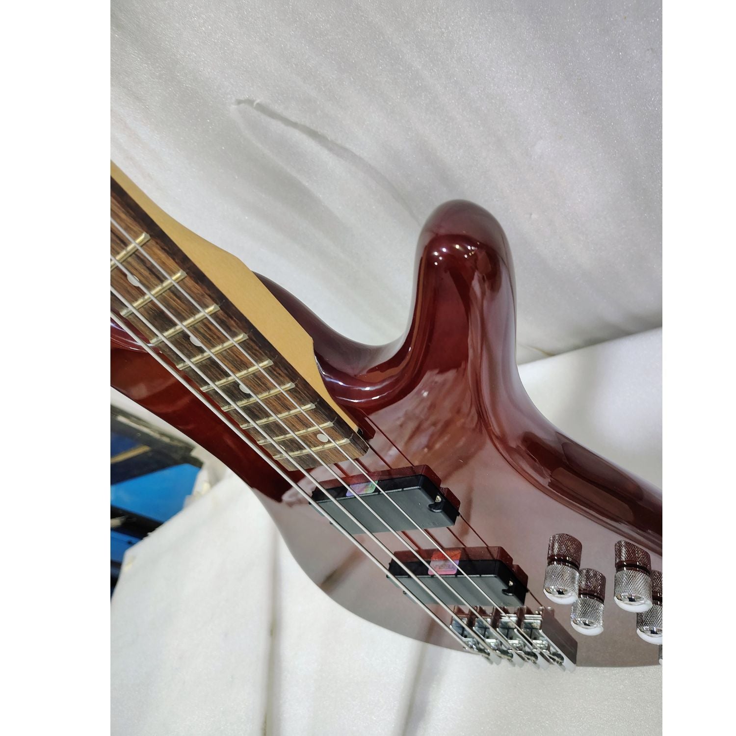 Vault Bass Guitars 202401029965 Vault Performer Pro RB4 Four String Electric Bass Guitar with Gigbag - High Gloss Solid Mahogany - Open Box