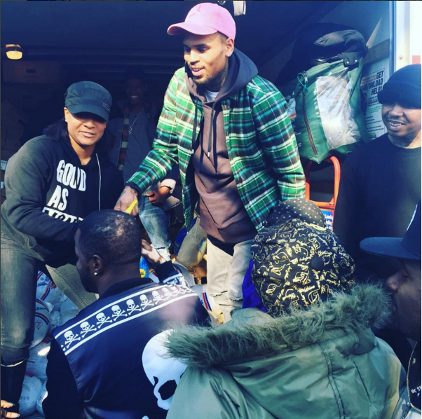 Chris Brown gives away 2,000 turkeys from back of truck for Thanksgiving in New York