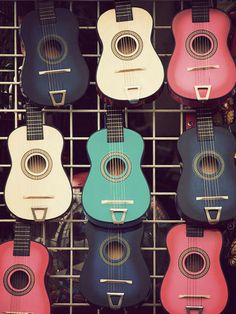 Video: The incredible skill of hand making a guitar out of wood