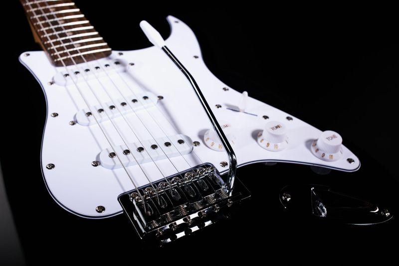 harley benton electric guitars harley benton st-20 bk starter bundle 3