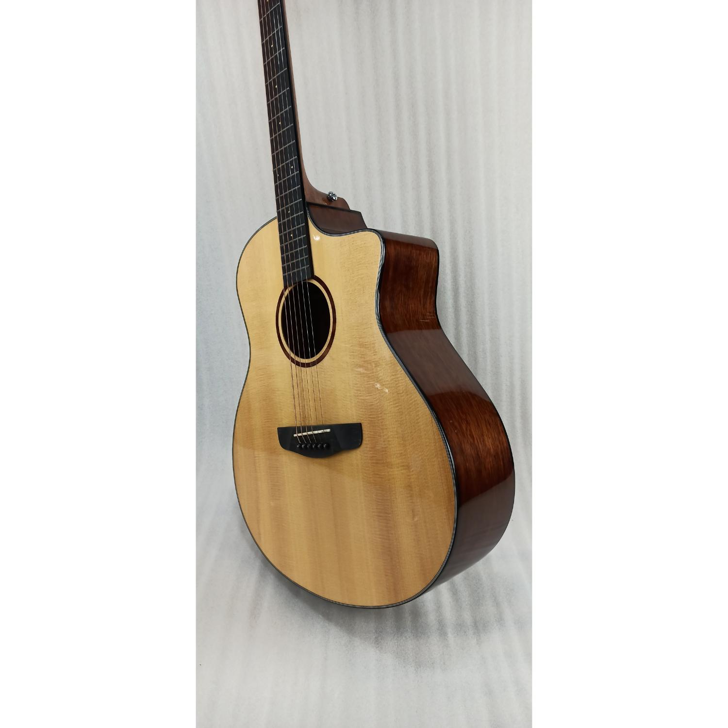 Vault Acoustic Guitars Vault Artisan Premium Acoustic Guitar with Solid Spruce Top and Solid Mahogany Back and Sides - Open Box