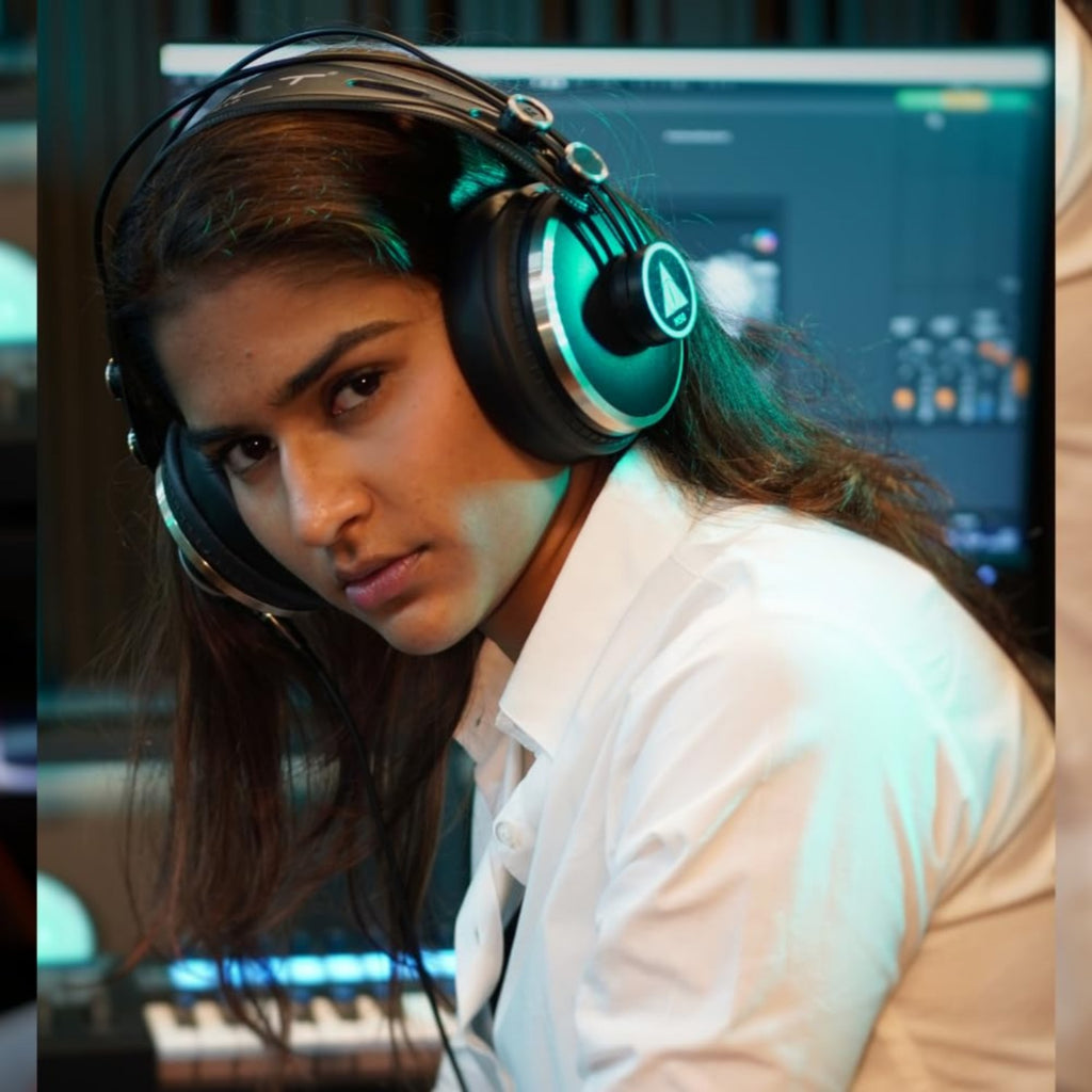 Vault Studio Headphones Black Vault Sonic M50 Studio Monitoring Headphones #color_black